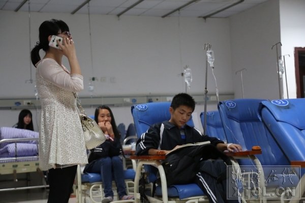 湖南一学校60多名学生疑似“食物中毒”