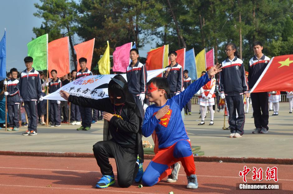 浙江一学校运动会上玩花样 学生奇装异服玩穿越