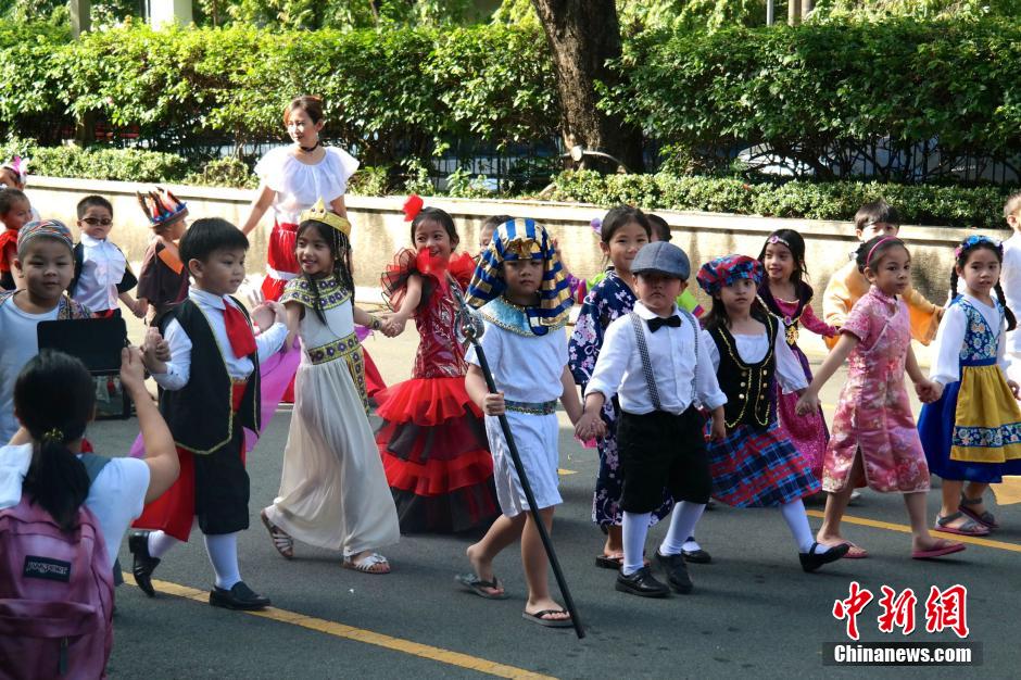 菲律宾校园盛装游行庆祝联合国日