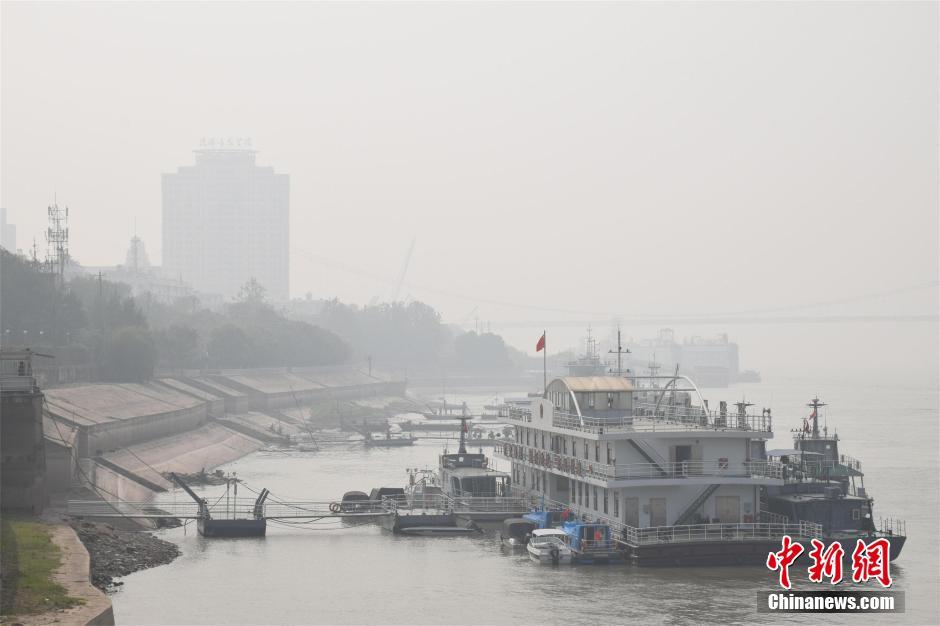雾霾袭击武汉 地标建筑雾中若隐若现