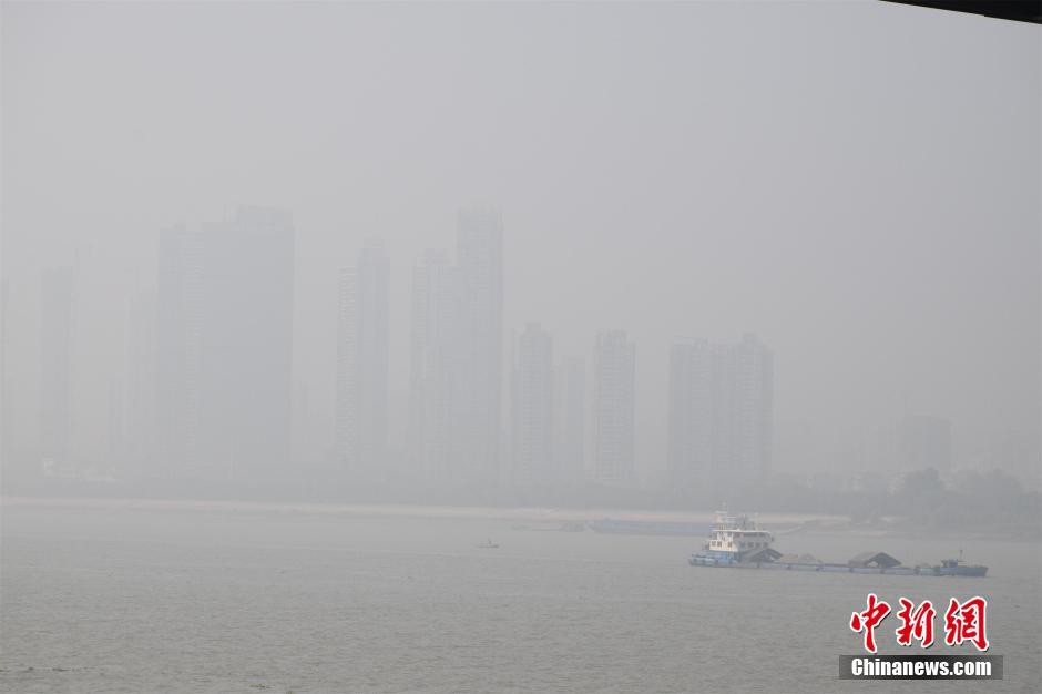 雾霾袭击武汉 地标建筑雾中若隐若现