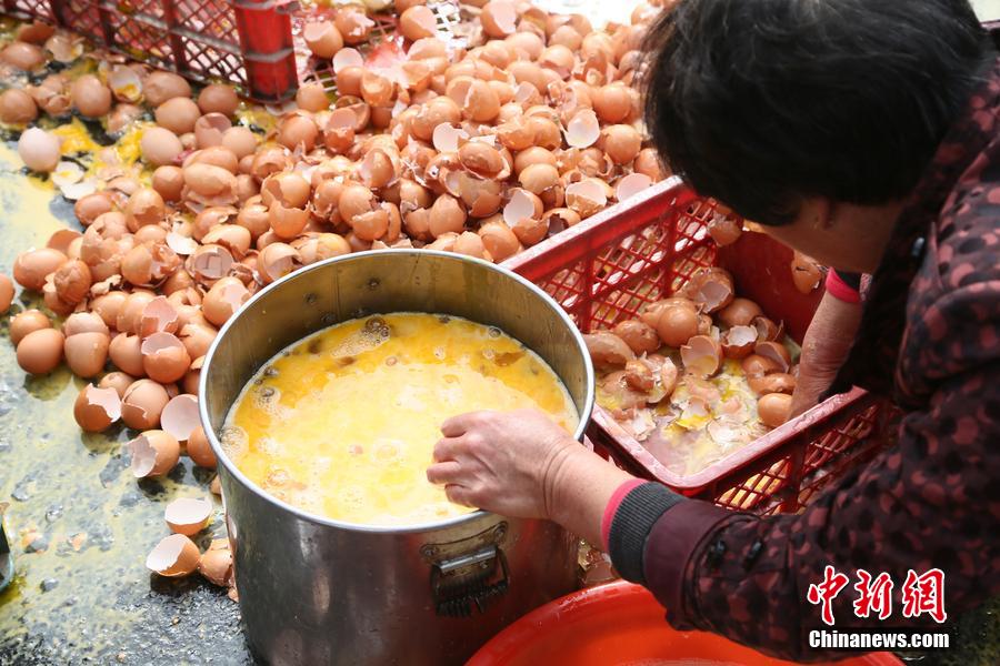 车辆转弯过急鸡蛋撒一地 众人帮忙捡蛋