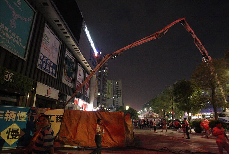 东莞闹市一广场塌陷现场