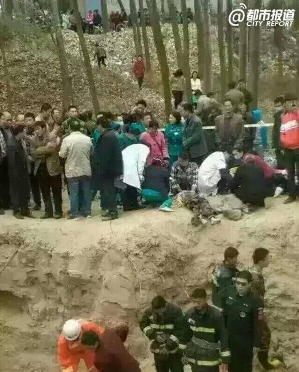 河南长垣土堆塌方掩埋4名儿童 致3人死亡