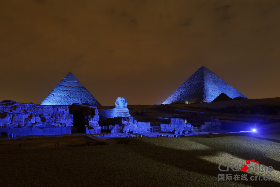 埃及吉萨金字塔群及狮身人面像被“联合国蓝”点亮