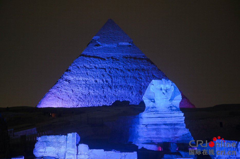 埃及吉萨金字塔群及狮身人面像被“联合国蓝”点亮
