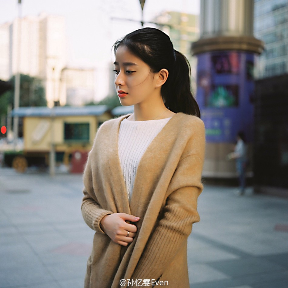 天工大校花孙忆雯牵马散步 气质迷人