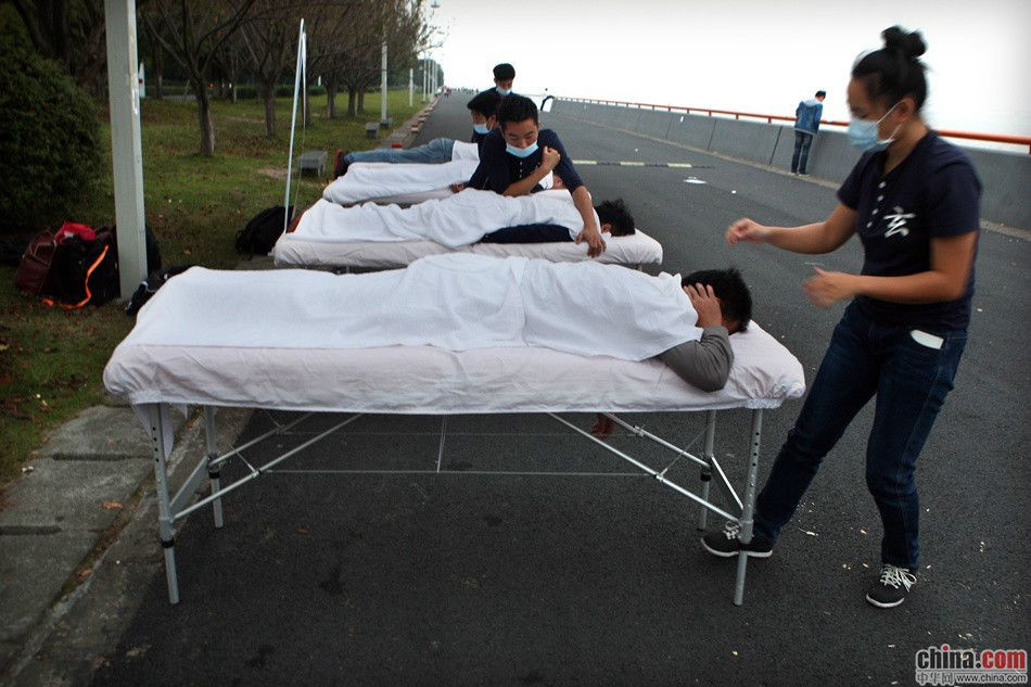 杭州按摩师带床上街为市民免费按摩
