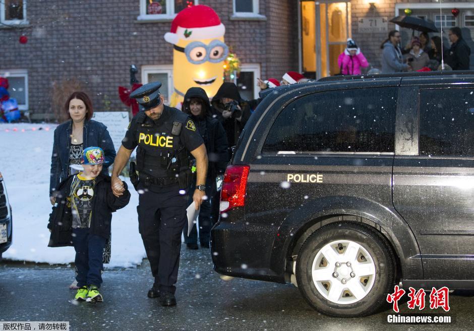 加拿大小镇为7岁脑癌男孩提前过圣诞