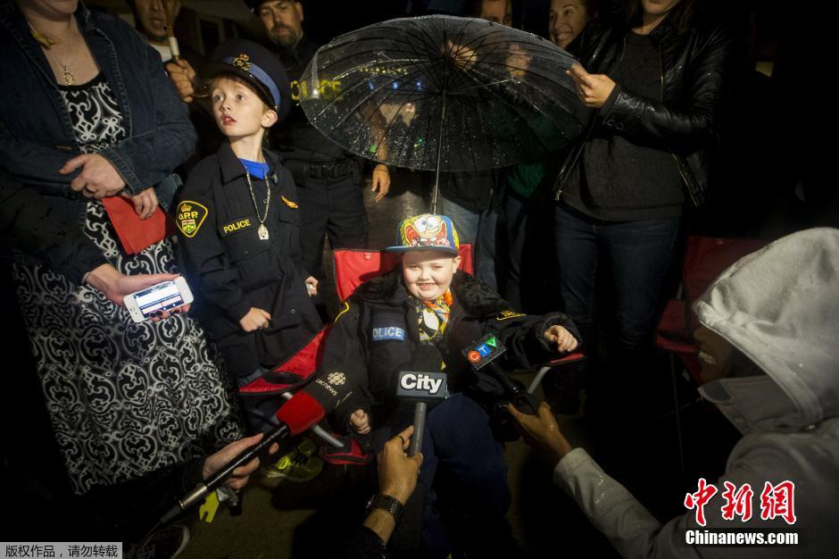 加拿大小镇为7岁脑癌男孩提前过圣诞