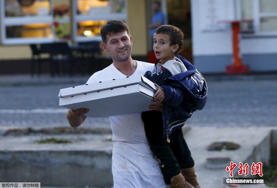 斯洛文尼亚热心服务员为边境难民送披萨