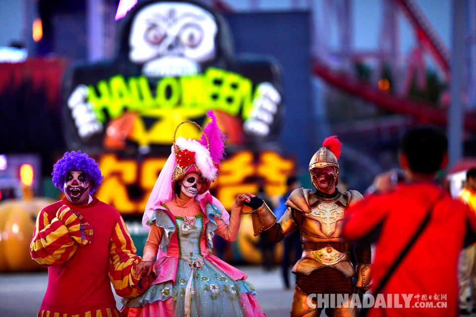 万圣节临近 北京欢乐谷开启狂欢模式