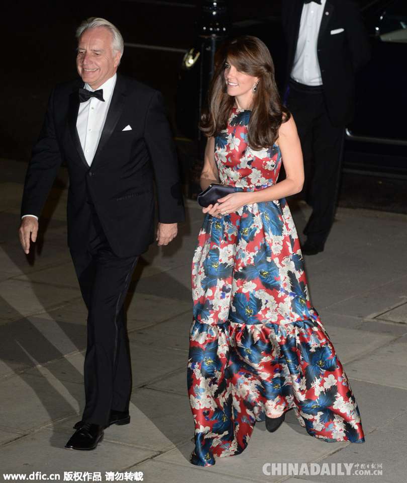 凯特王妃出席慈善晚宴 印花长裙光彩照人