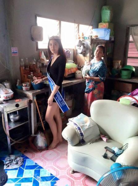 母爱是一种巨大的火焰! 泰国少女选美夺冠回乡跪谢拾荒母