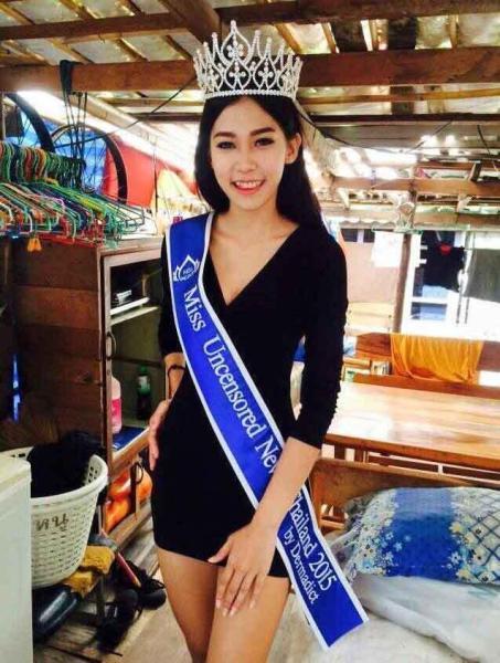 母爱是一种巨大的火焰! 泰国少女选美夺冠回乡跪谢拾荒母