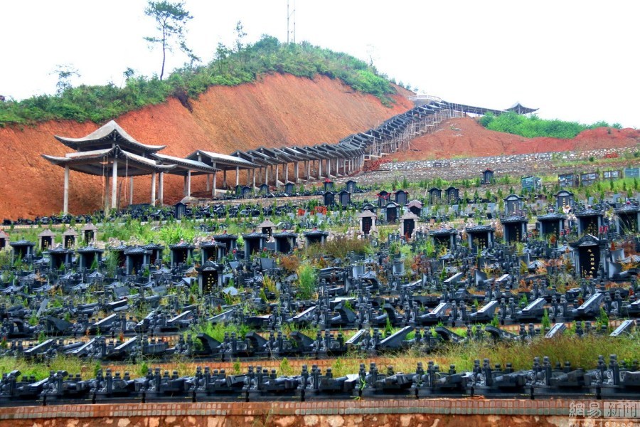 广西侵占烈士陵园建公墓被叫停 现场一片狼藉