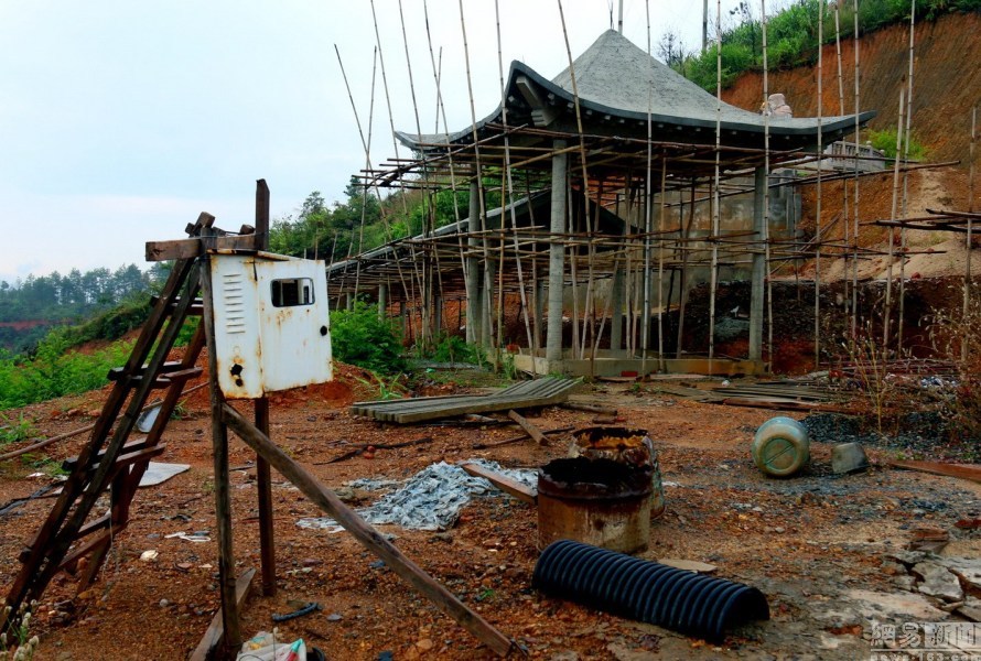 广西侵占烈士陵园建公墓被叫停 现场一片狼藉
