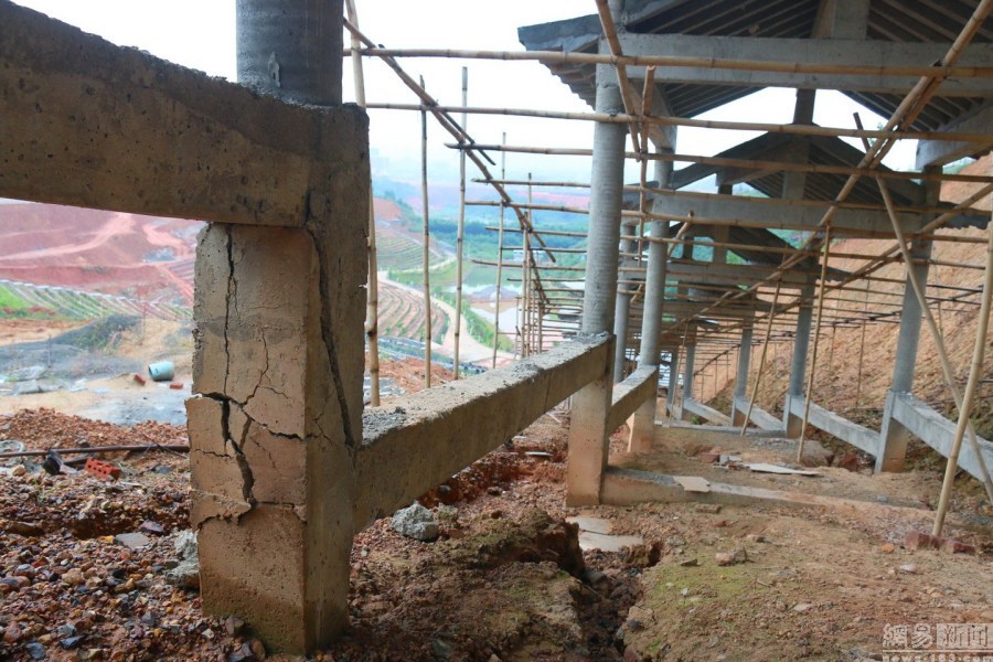 广西侵占烈士陵园建公墓被叫停 现场一片狼藉