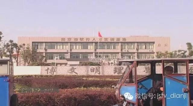 南京一学校女生在校园KTV做三陪 提供特殊服务