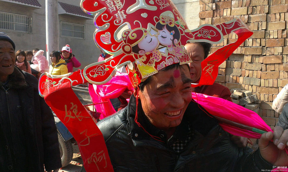 网友晒奇葩结婚习俗：父母“花枝招展”惨被整