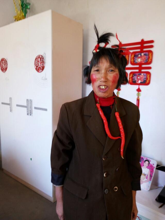 网友晒奇葩结婚习俗：父母“花枝招展”惨被整
