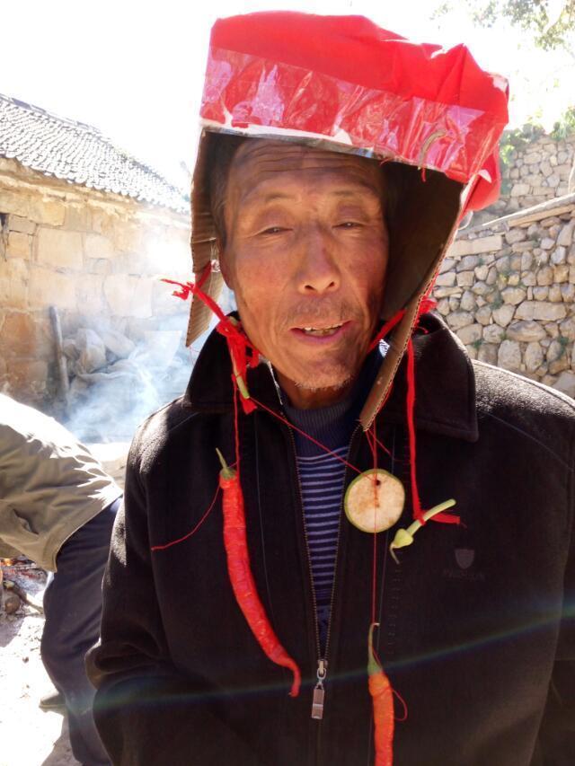 网友晒奇葩结婚习俗：父母“花枝招展”惨被整
