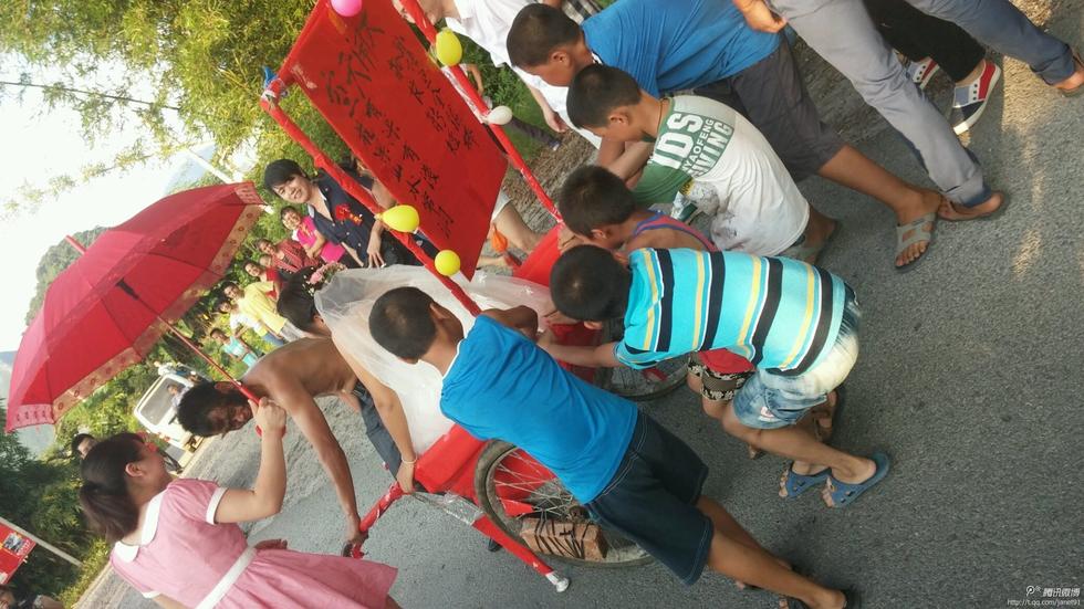 网友晒奇葩结婚习俗：父母“花枝招展”惨被整
