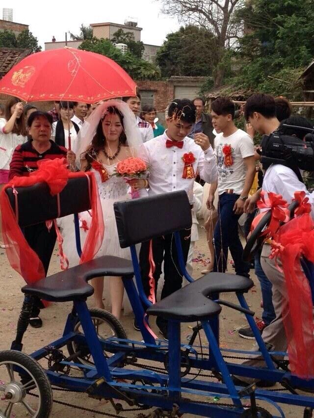 网友晒奇葩结婚习俗：父母“花枝招展”惨被整