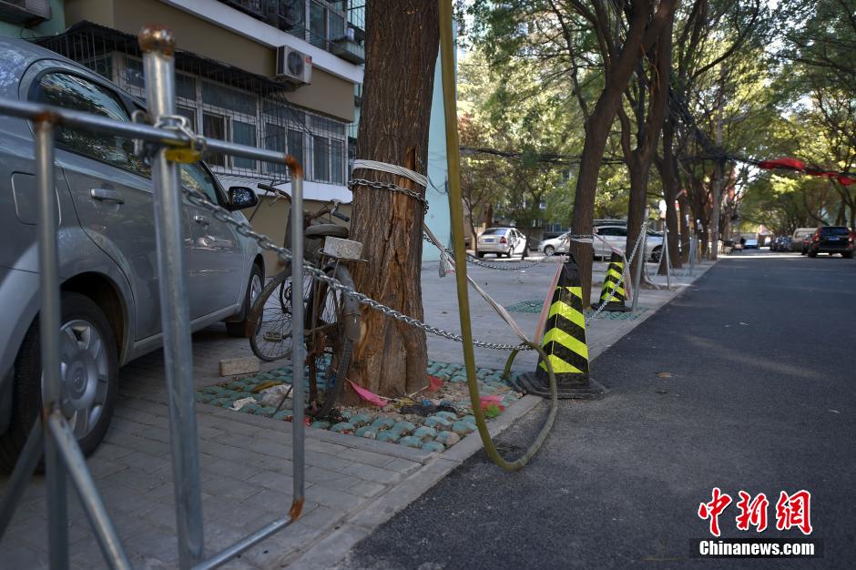 北京一居民区私拉链锁“圈地” 健身花园变停车场