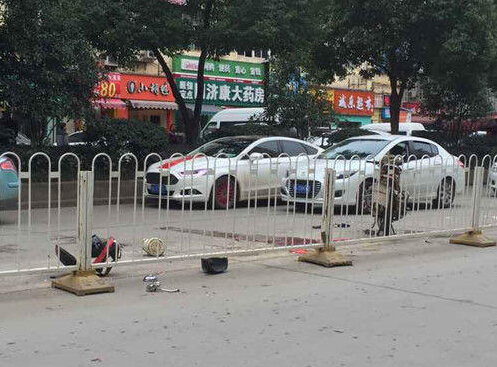 女子遇车祸身亡 丈夫长跪不起