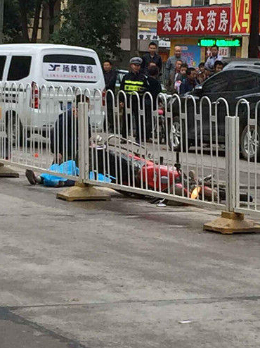 女子遇车祸身亡 丈夫长跪不起