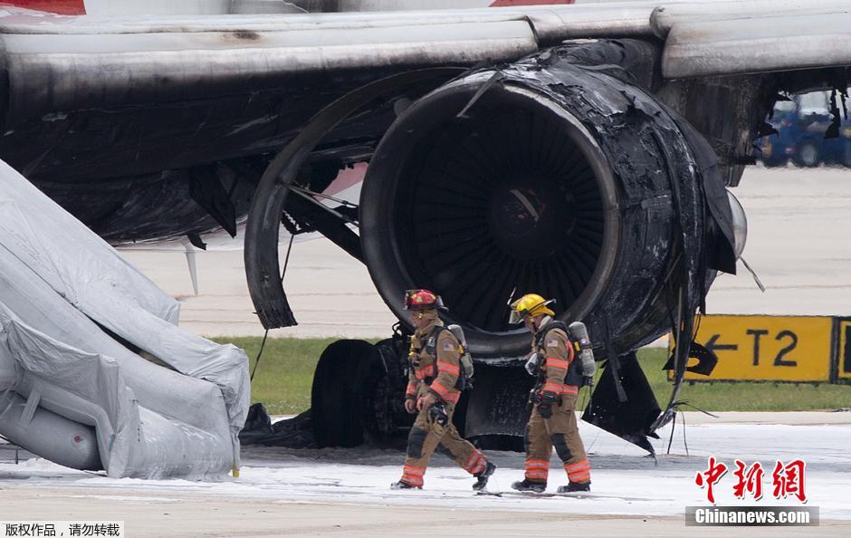 美国一客机滑行中引擎起火冒出浓烟