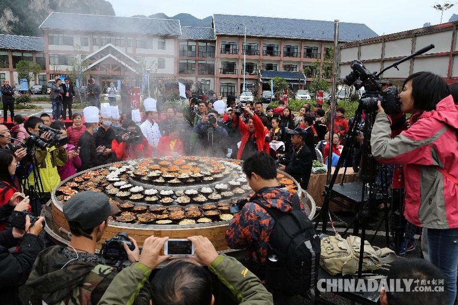 巨型“土家蒸格格”亮相恩施大峡谷