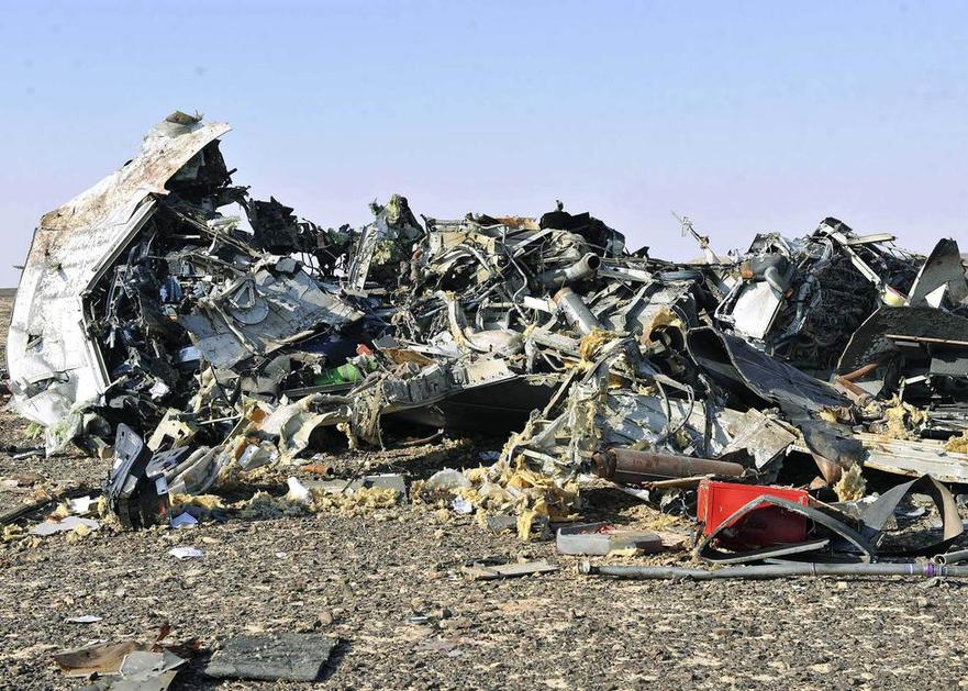 俄罗斯客机坠毁现场：残骸四分五裂