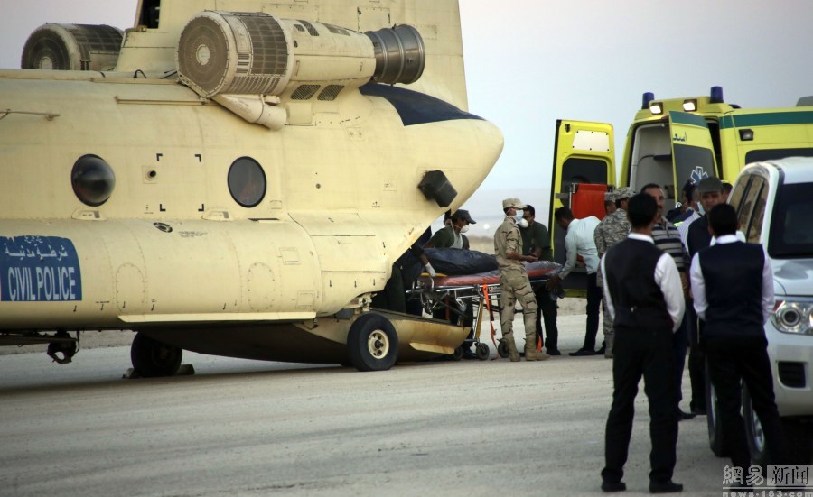 埃及救援人员转移坠机遇难者遗体