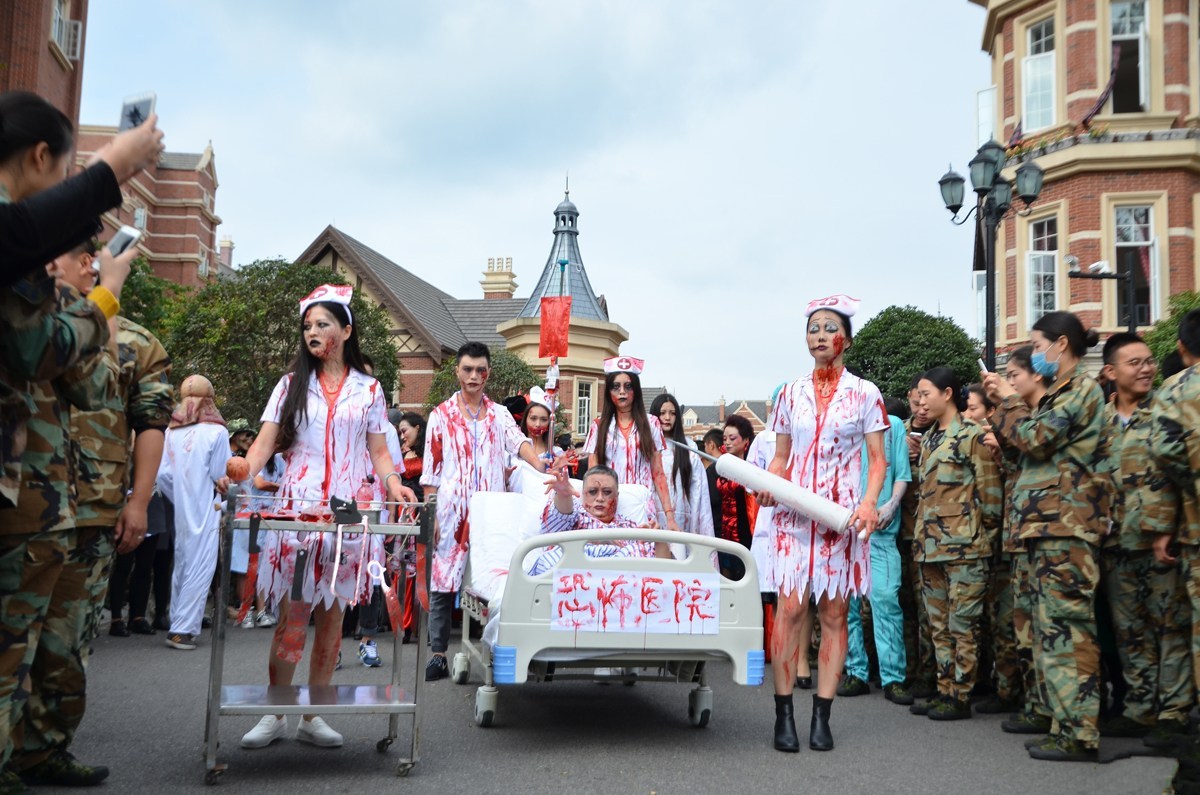 成都高校办万圣节派对 男教师裸上身扮鬼[2 中国日报网