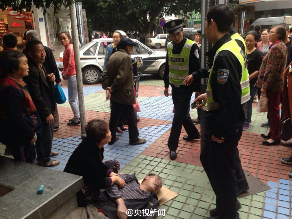 男子晕倒街头 路过医生救人不留名