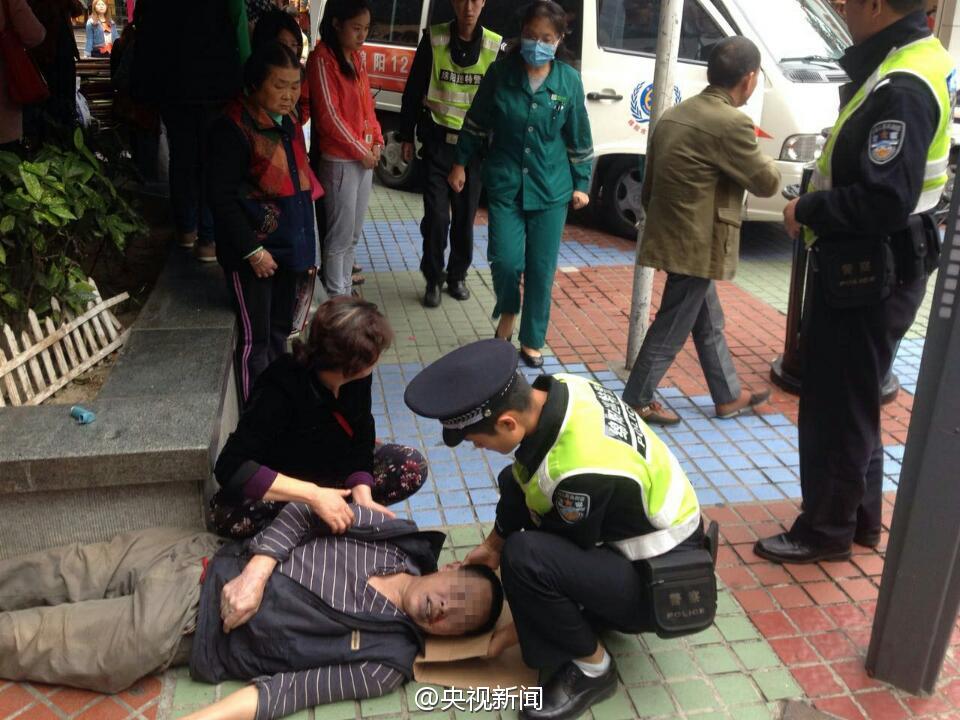 男子晕倒街头 路过医生救人不留名