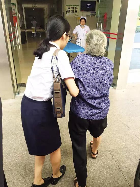 美女主播深夜好心救人被讹 遭伤者野蛮攻击