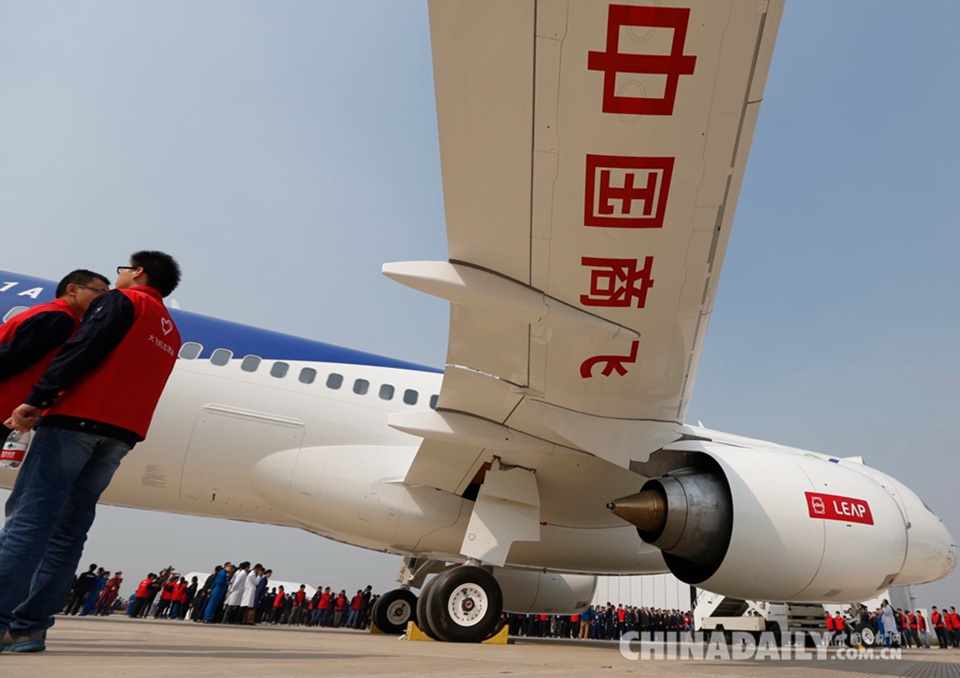 国产大型客机C919首架机在上海总装下线