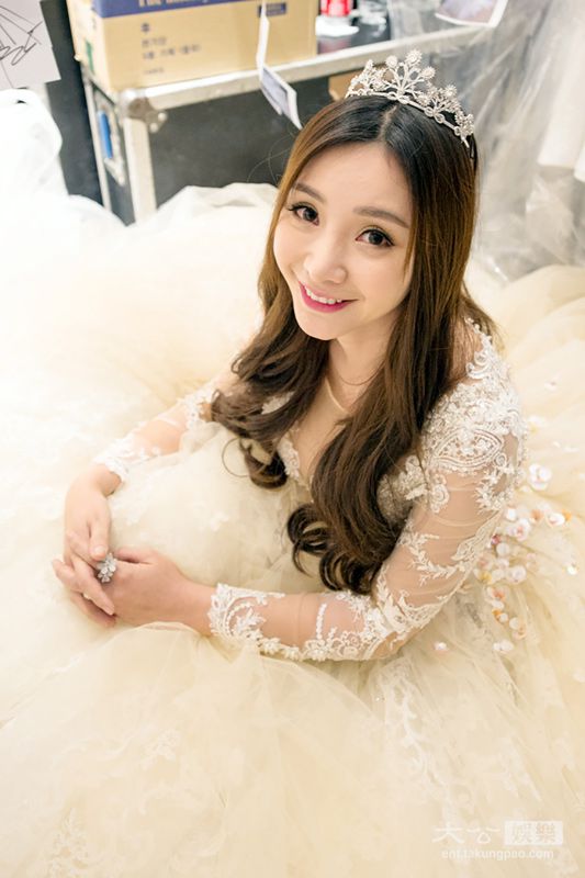 柳岩穿50斤婚纱走秀大秀深沟 谈整容：为了美去改变没有错