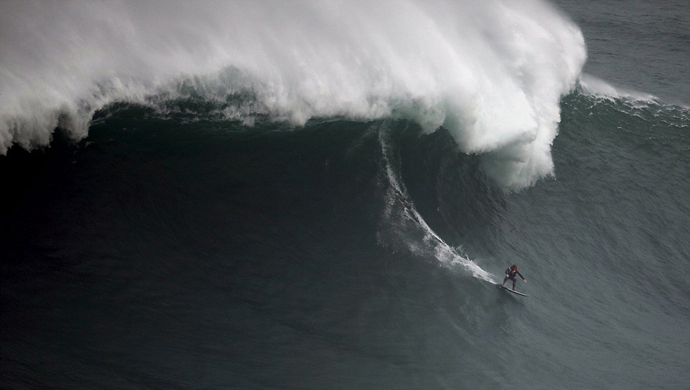 冲浪达人在葡萄牙挑战“世界最大海浪”