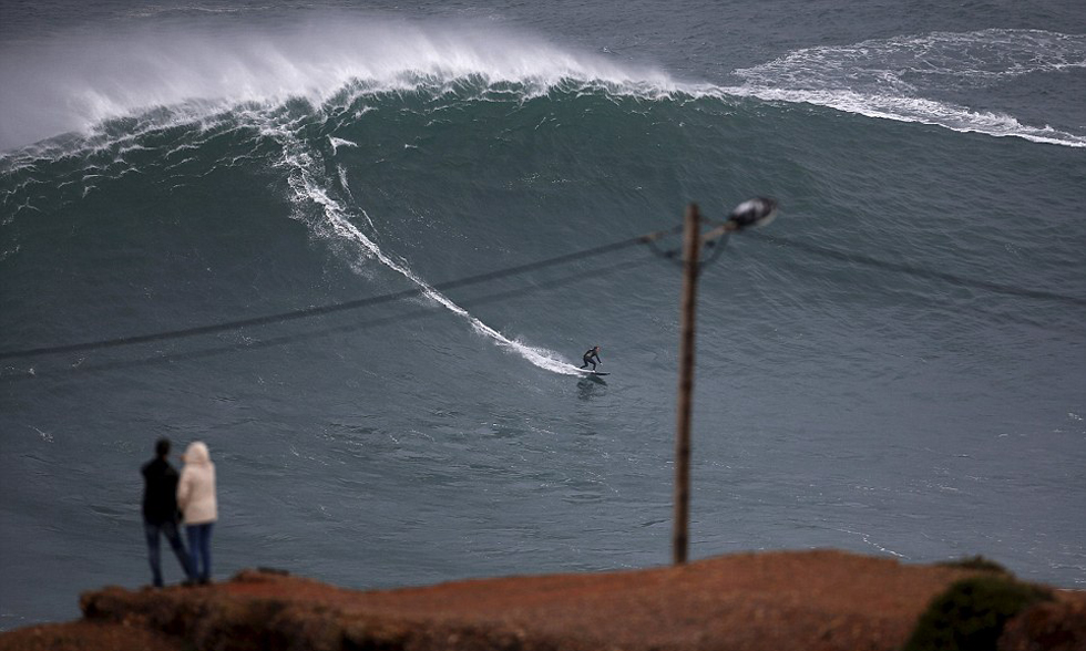 冲浪达人在葡萄牙挑战“世界最大海浪”