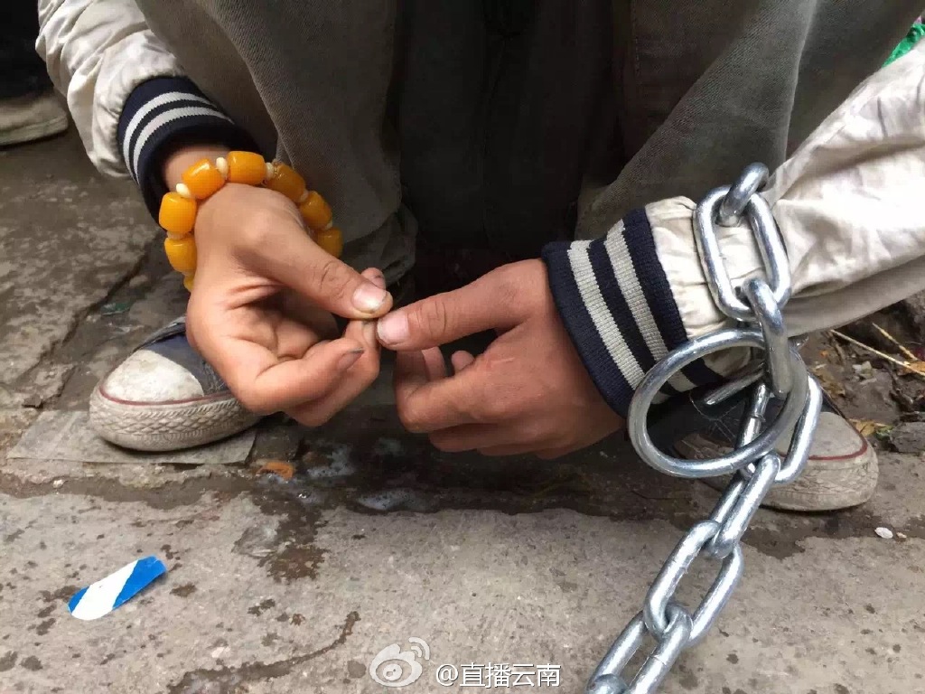 熊孩子被亲妈用铁链锁街头电线杆示众