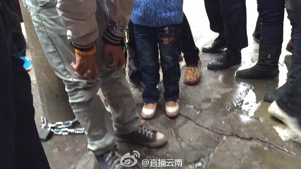 熊孩子被亲妈用铁链锁街头电线杆示众