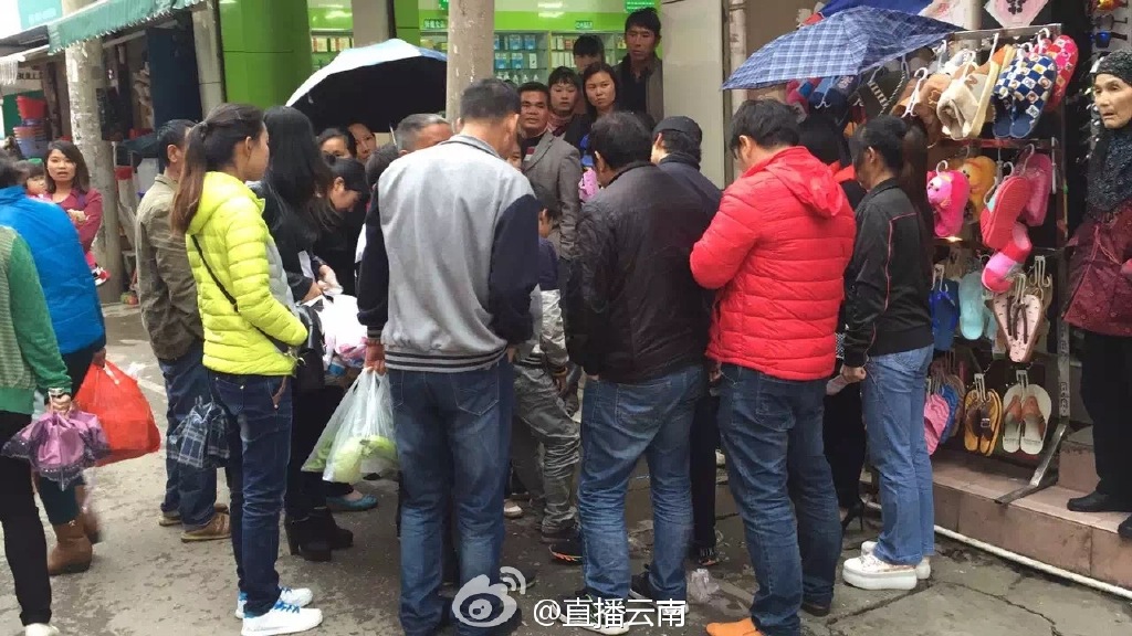 熊孩子被亲妈用铁链锁街头电线杆示众