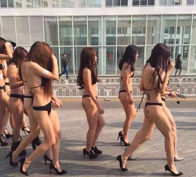 北京深秋季节模特穿内衣游街做宣传