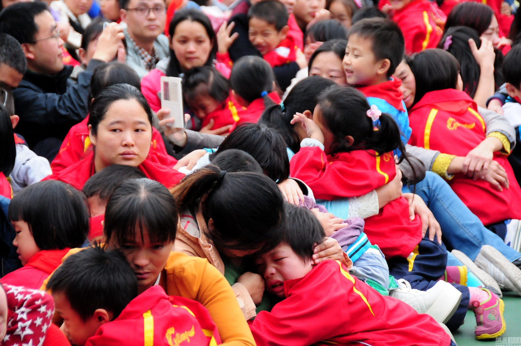 云南一小学进行感恩教育 家长孩子哭成堆