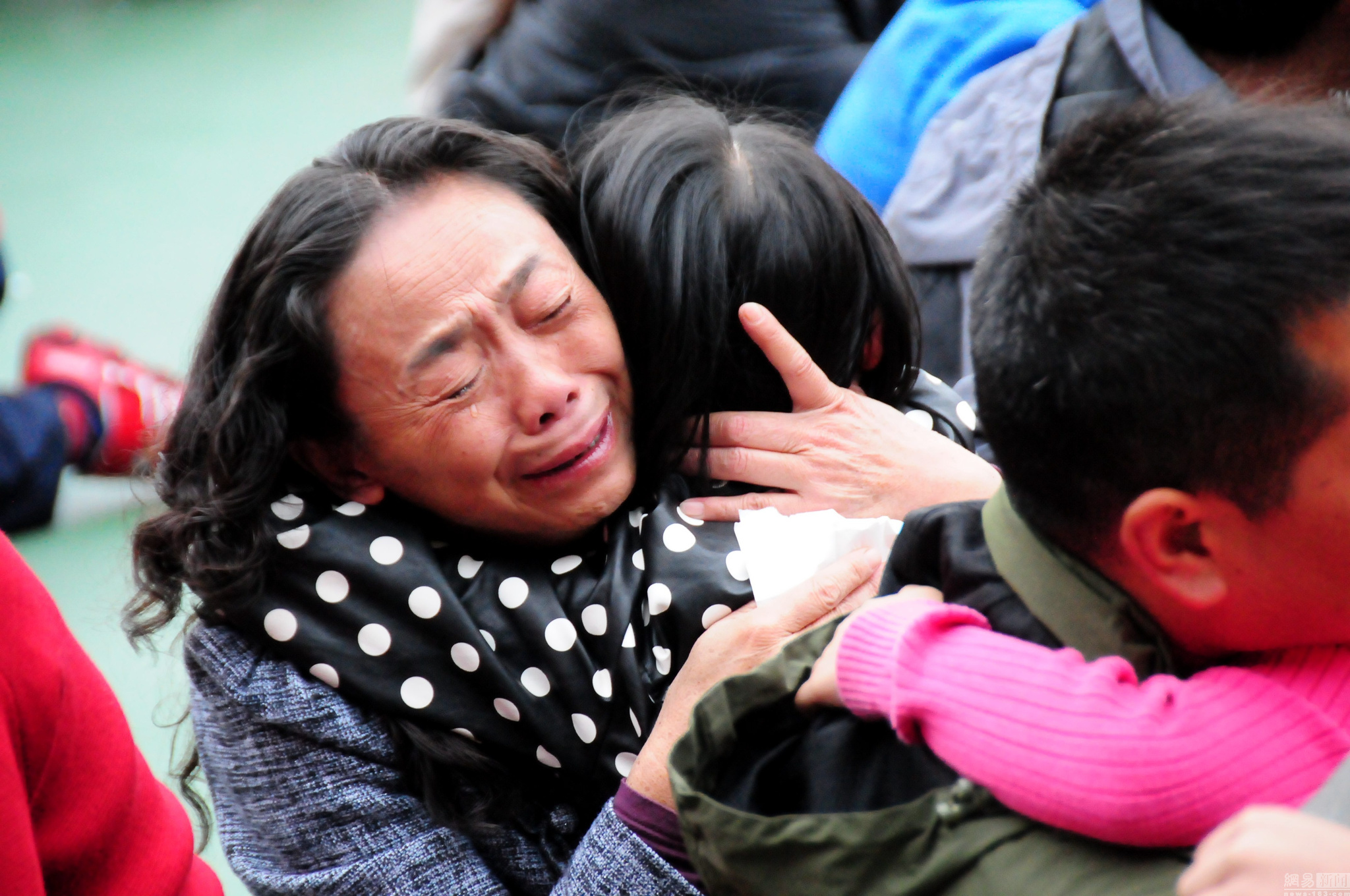 云南一小学进行感恩教育 家长孩子哭成堆