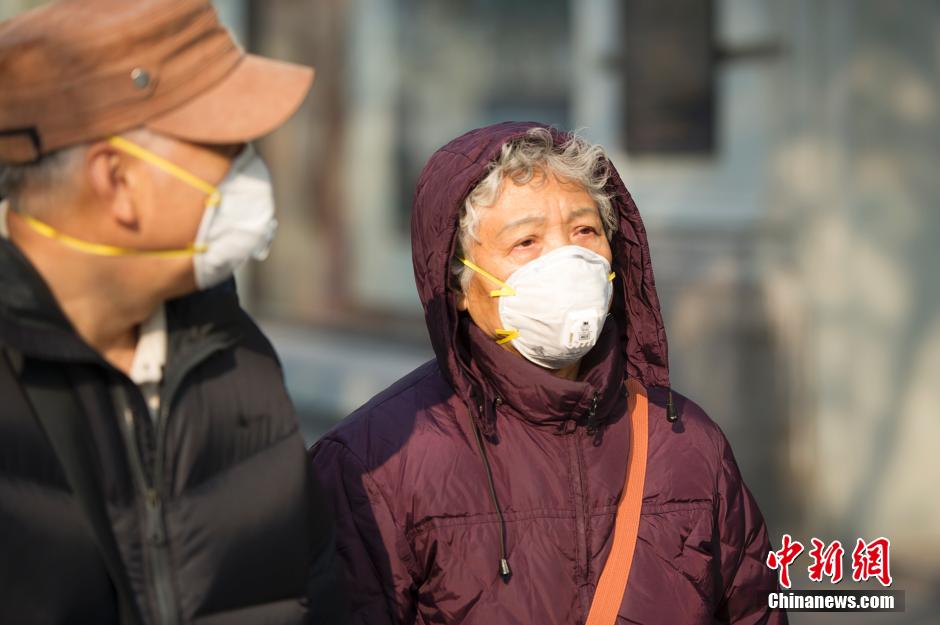 哈尔滨遭雾霾侵袭 发布重度污染预警